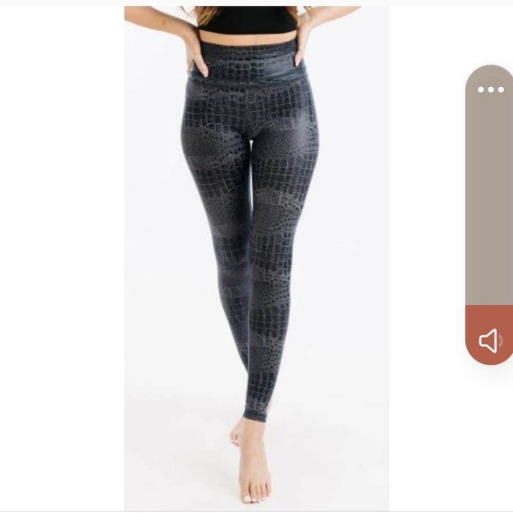 Zyia Active leggings with snake alligator crocodile print size 6-8